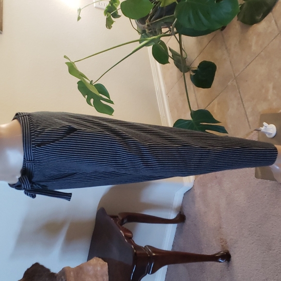 Forever 21 s microstripe stretchy comfy cropped slacks slip on - Picture 2 of 8